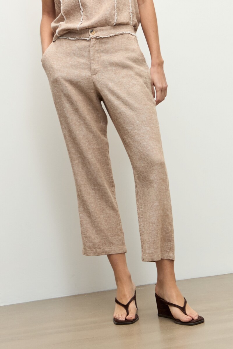 Pantalon capri lino detalle desflecado tostado melange