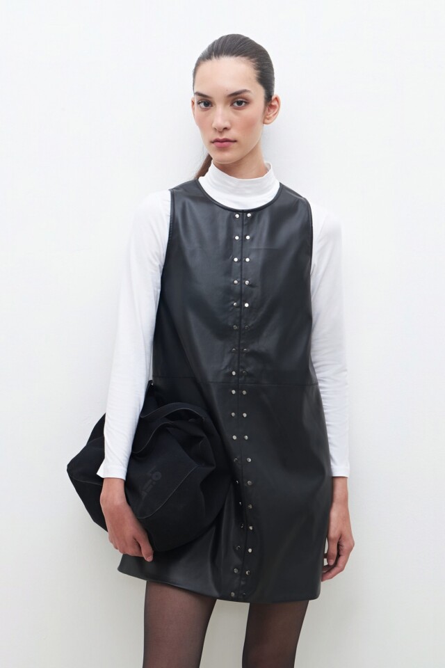 Vestido eco cuero con tachas negro