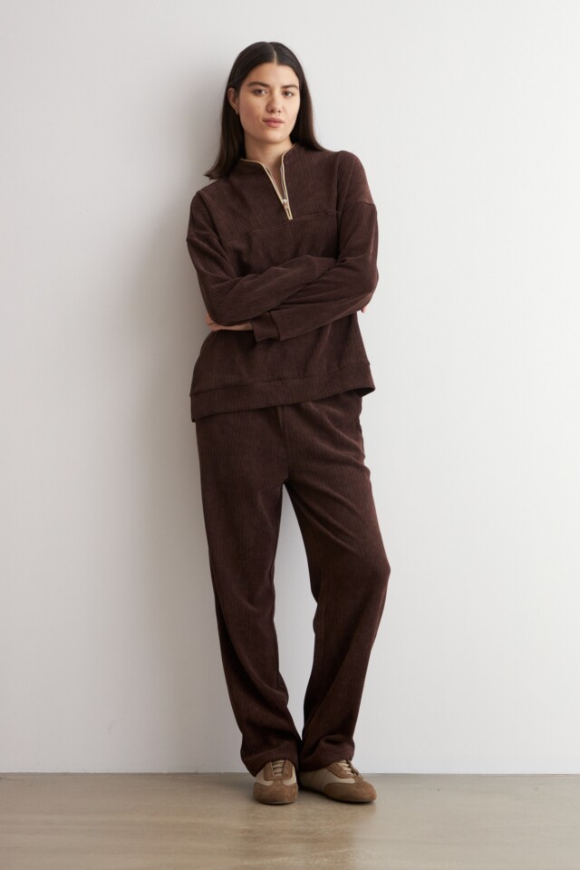 Sweater acanalado con cierre chocolate