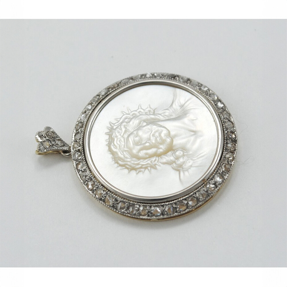 Medalla Estilo Antiguo, Platino, Oro 18K, Diamantes Y Nácar Cristo Medalla Estilo Antiguo, Platino, Oro 18K, Diamantes Y Nácar Cristo