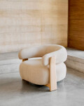 Butaca Granite chenilla beige y patas de madera maciza fresno acabado natural FSC 100%
