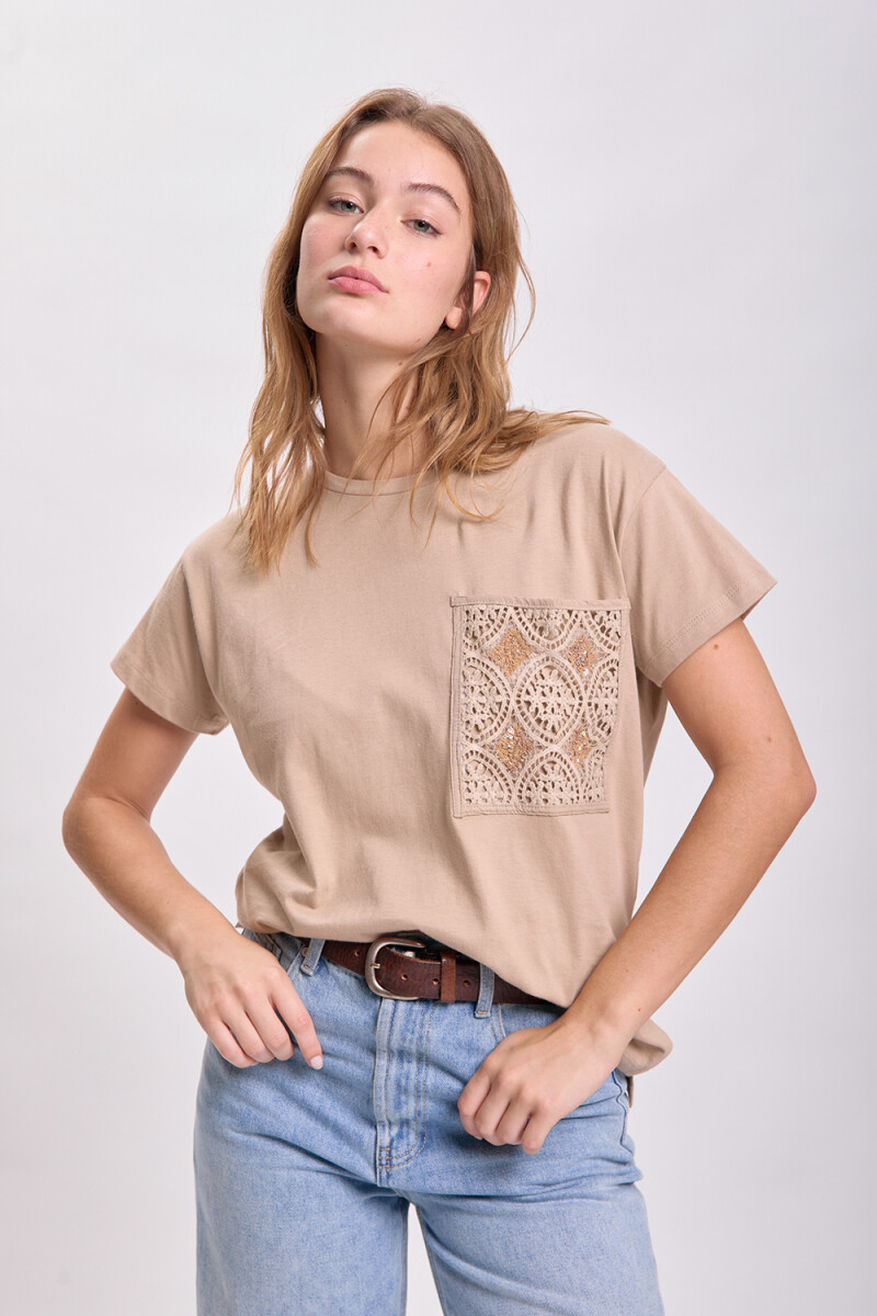 Remera bolsillo encaje Crudo
