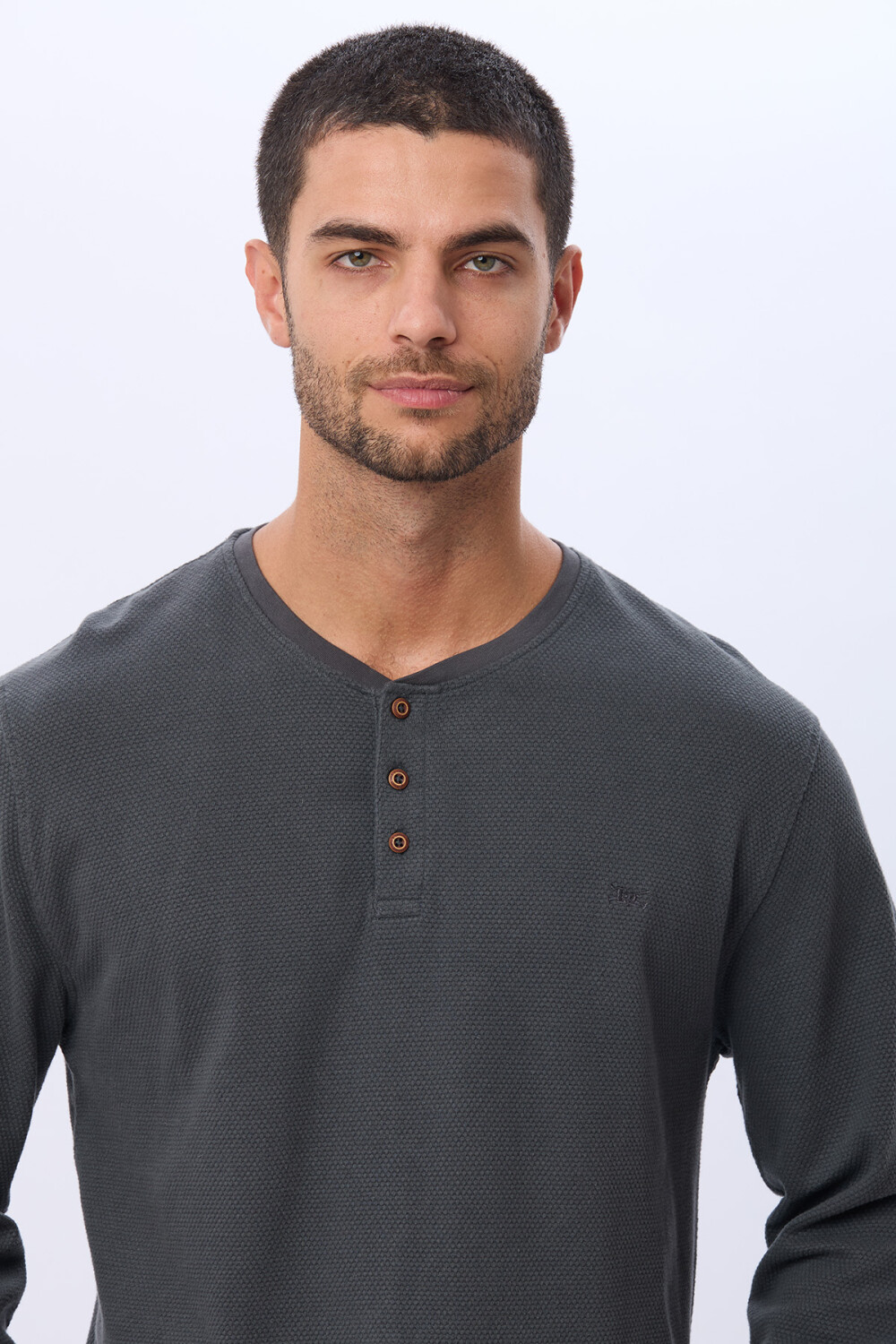 REMERA ALGODÓN CON BOTONES GRIS
