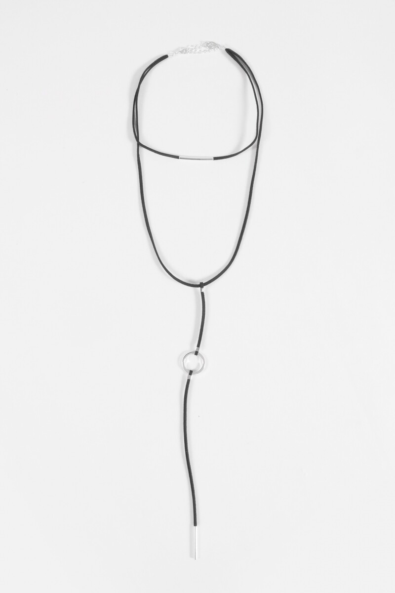 Collar cordón cuentas metálicas negro