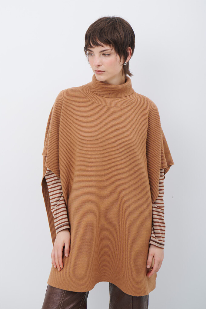 PONCHO ROMPEVIENTO CARAMELO