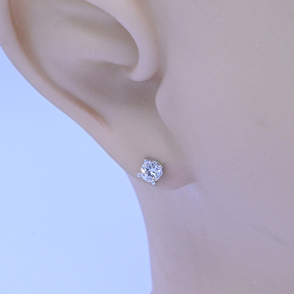 Caravanas oro 18k blanco engarce 4 puntas con brillantes. Caravanas oro 18k blanco engarce 4 puntas con brillantes.