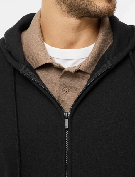 CHAQUETA BÁSICA REGULAR EN SUDADERA CON FORRO POLAR NEGRO