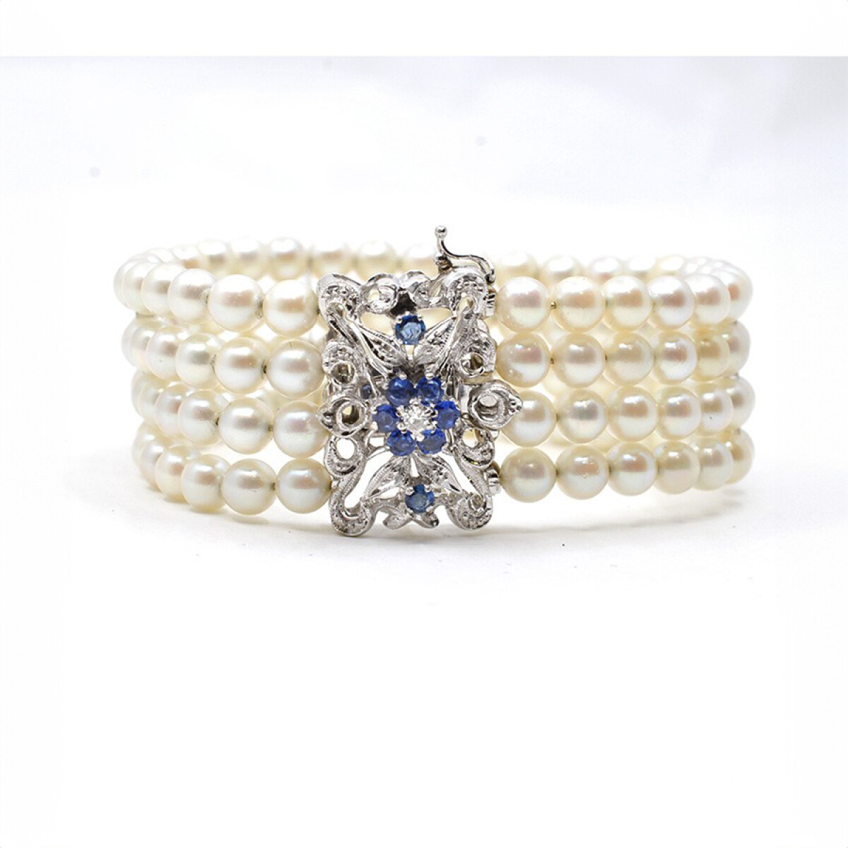 Pulsera 4 Hilos De Perlas 5 A 5.5 Mm, Con Importante Broche En Oro 18 K Zafiros Y Brillantes 