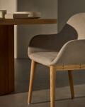 Silla Konna beige y patas de madera maciza de fresno acabado natural Silla Konna beige y patas de madera maciza de fresno acabado natural