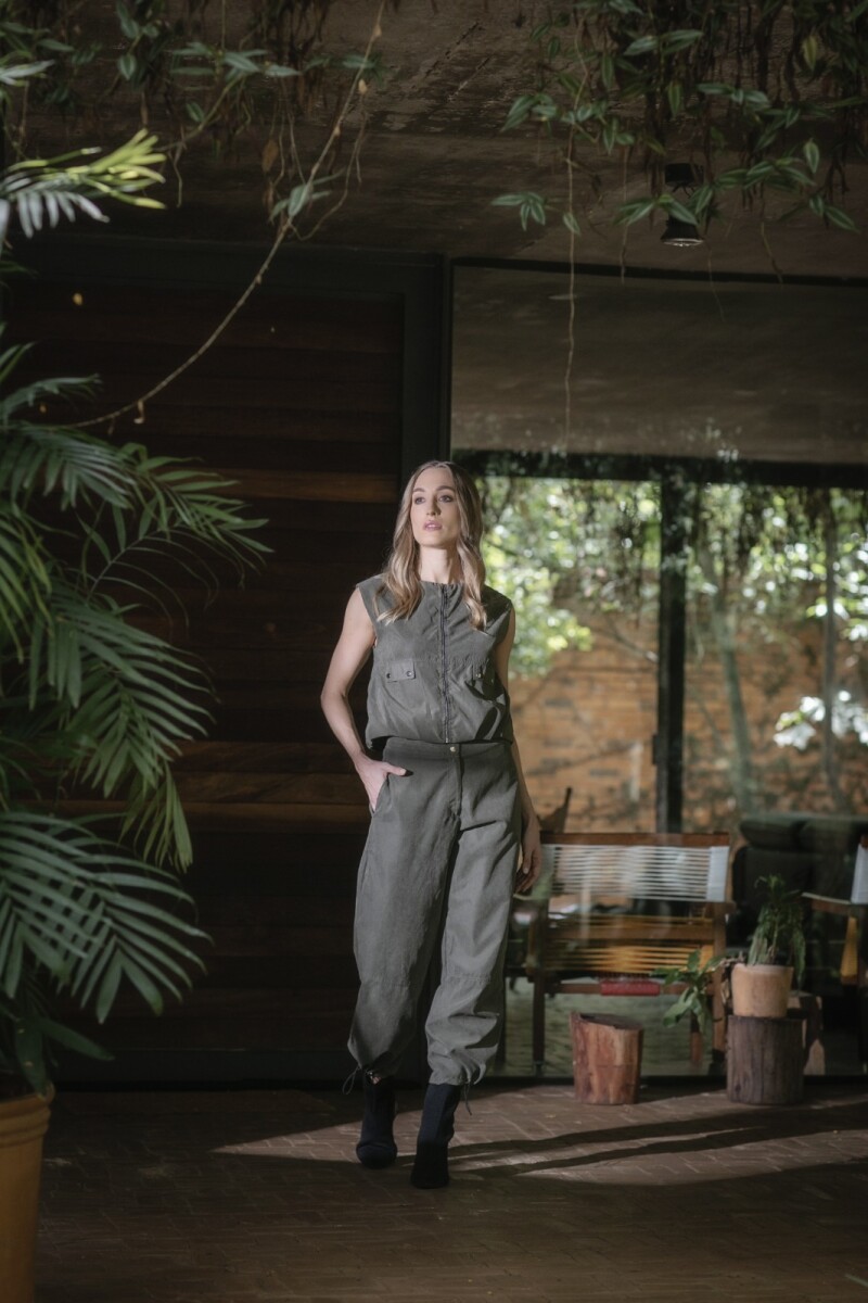 Pantalón tipo cargo. - Negro 