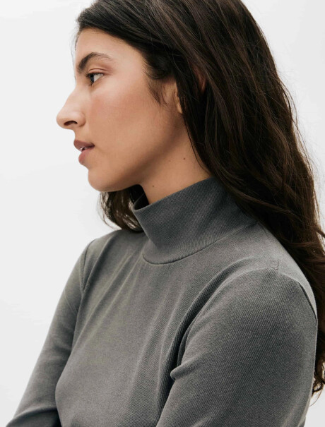 POLERA BÁSICA CON ELASTANO NEGRO