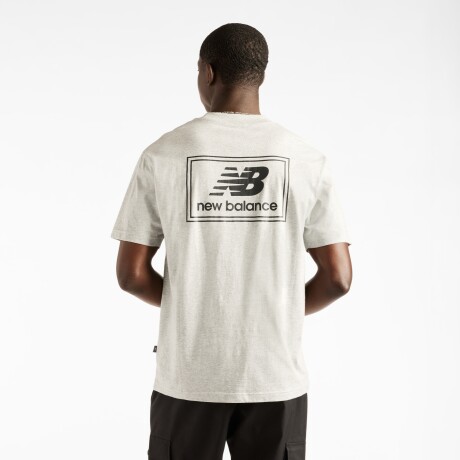 Remera New Balance de Hombre - Woven Label - MT53928AGM GREY