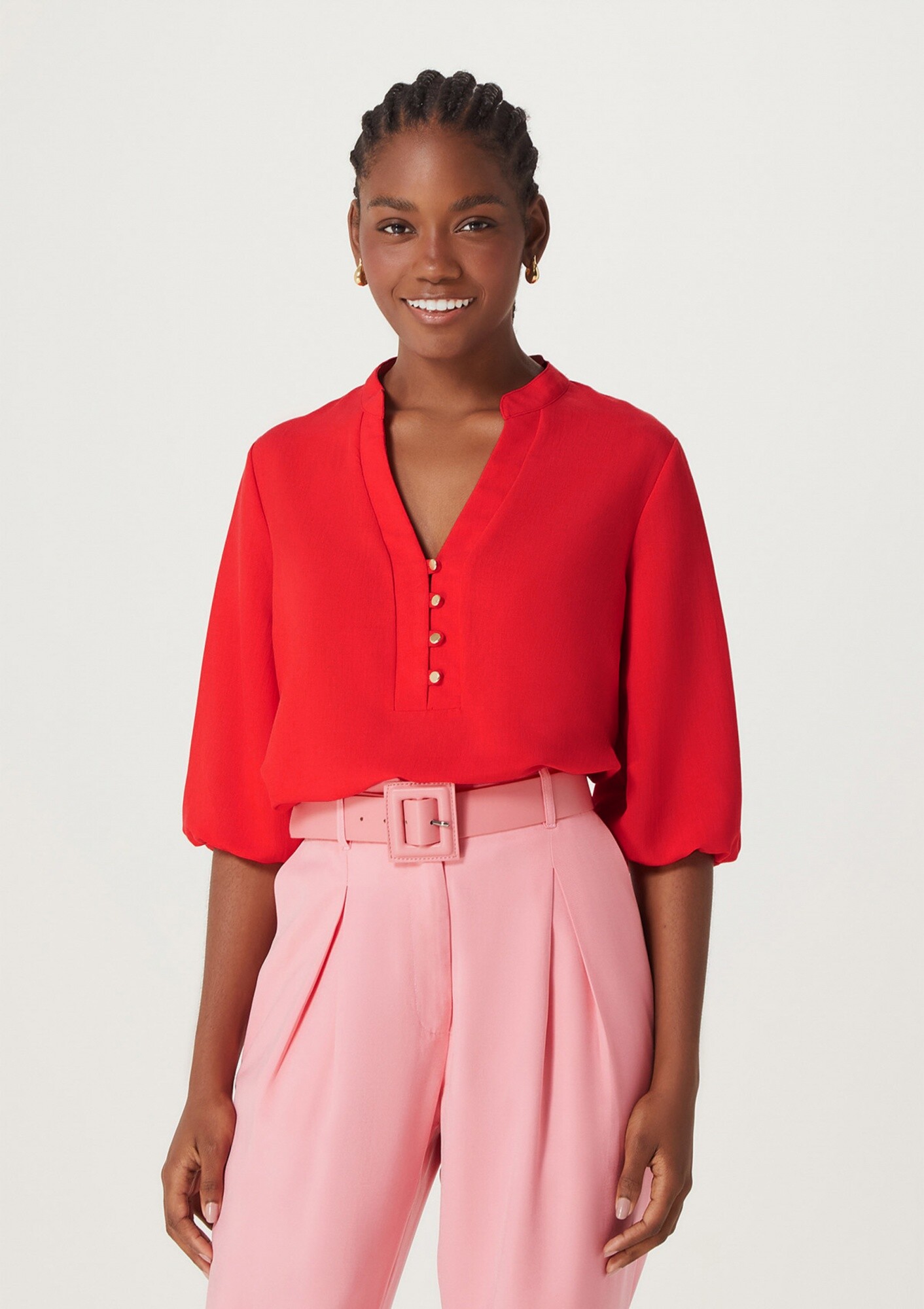 blusa roja escotada