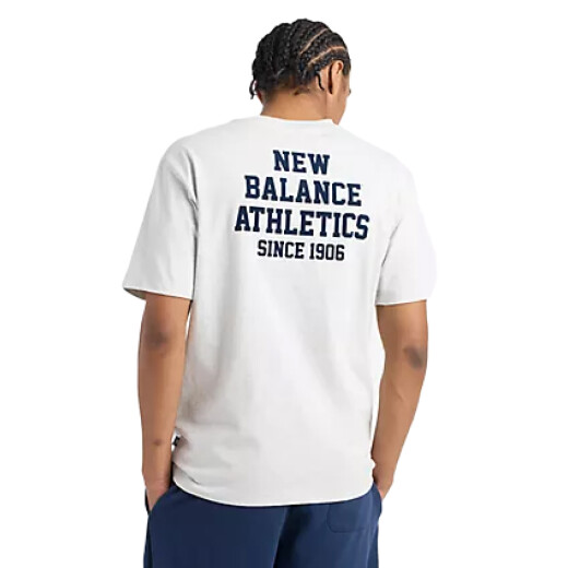 Remera New Balance Varsity Graphic Remera New Balance Varsity Graphic