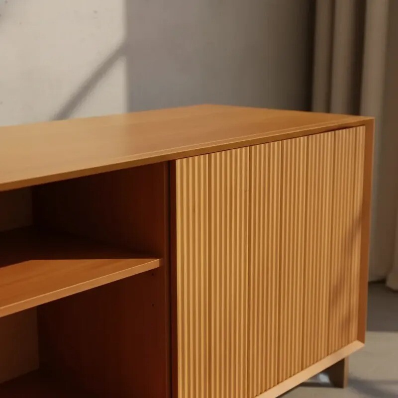 Rack de madera con 2 puertas, estantes y patas de metal. Rack de madera con 2 puertas, estantes y patas de metal.