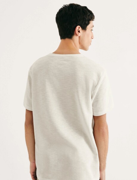 CAMISETA EN TELA TEXTURIZADA MODELO REGULAR BEIGE