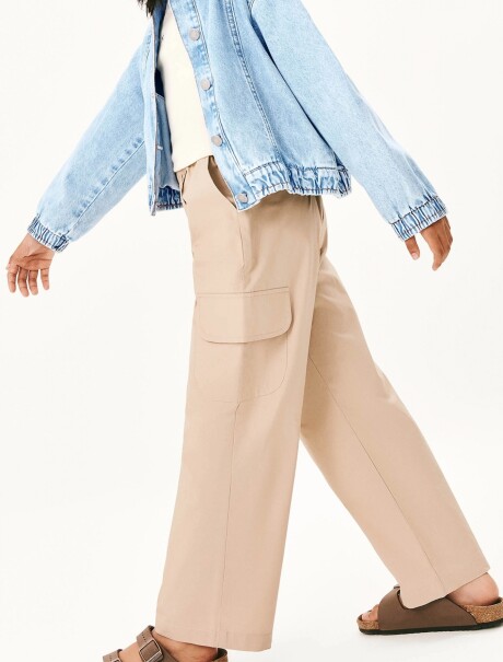 PANTALÓN CON BOLSILLOS BEIGE