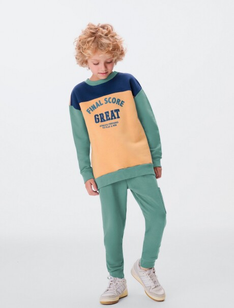 CONJUNTO INFANTIL CON ESTAMPA VERDE