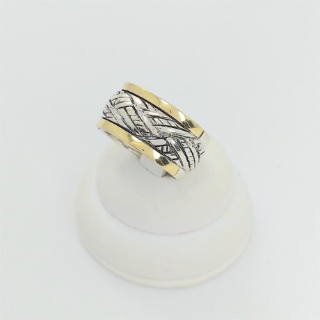 Anillo de plata 925 con filetes en double de oro 18 ktes. Anillo de plata 925 con filetes en double de oro 18 ktes.