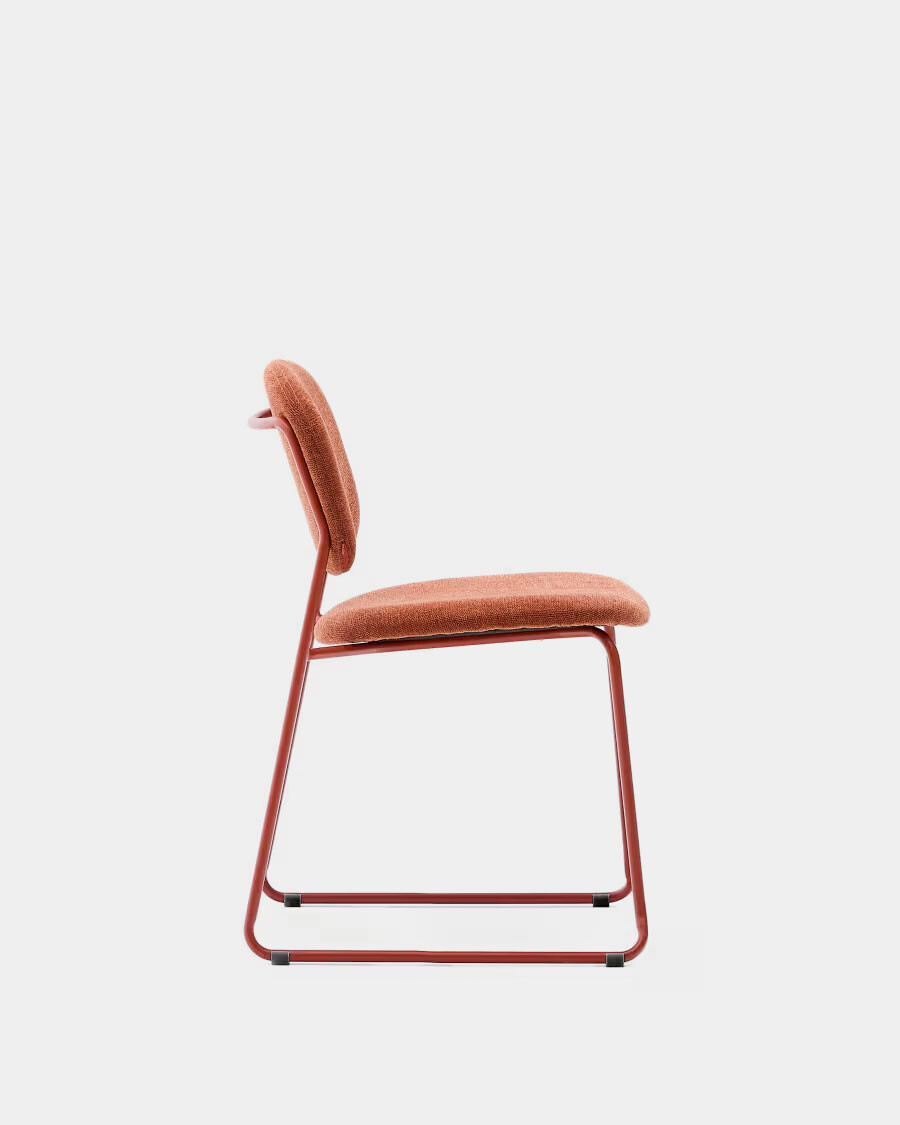 Silla apilable Meli de chenilla beige y patas de metal beige FSC Mix Credit terracota y patas de metal terracota