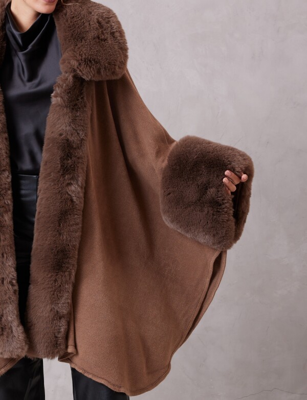 Ruana Aplique Simil Piel TOSTADO