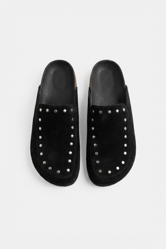Zueco tachas simil gamuza negro