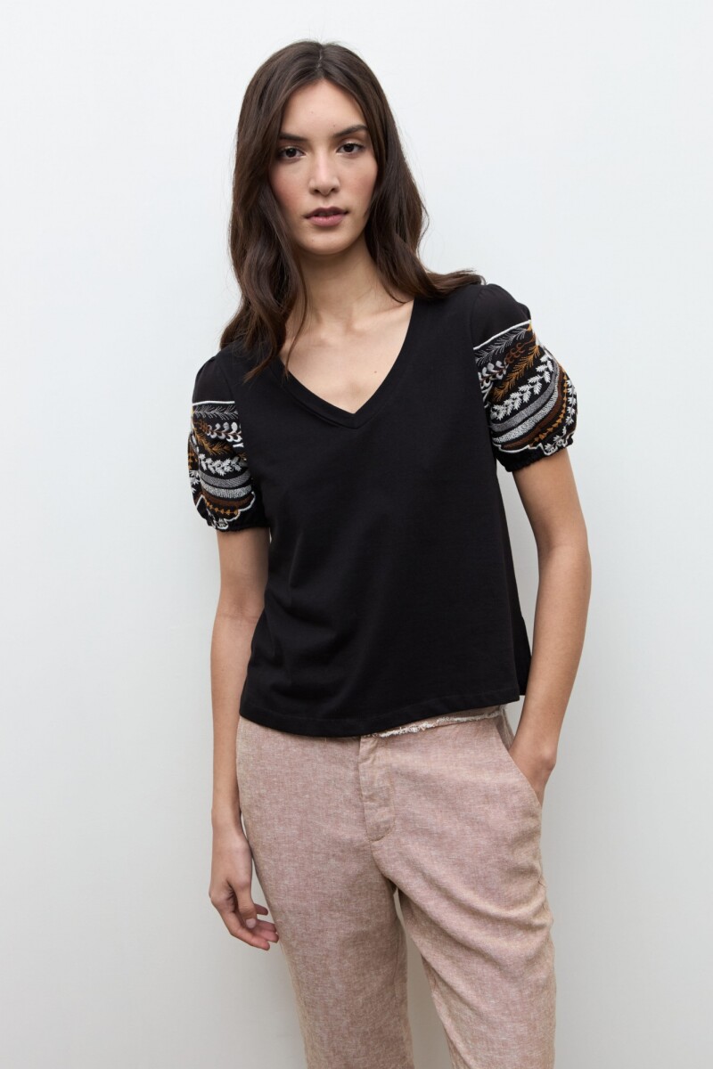 Remera mangas bordadas negro