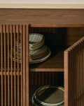 Aparador Beyla 4 puertas de chapa y madera maciza de fresno con acabado tono nogal 180 x 71,5 cm Aparador Beyla 4 puertas de chapa y madera maciza de fresno con acabado tono nogal 180 x 71,5 cm