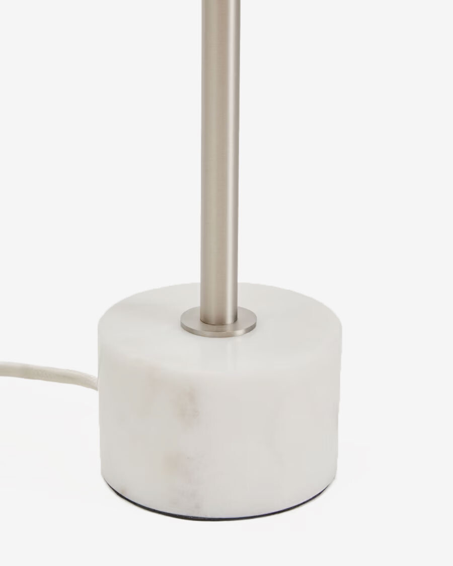 Lámpara de mesa Lynor de metal cepillado con base de mármol blanco Lámpara de mesa Lynor de metal cepillado con base de mármol blanco