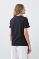 Remera con bordado en contraste negro
