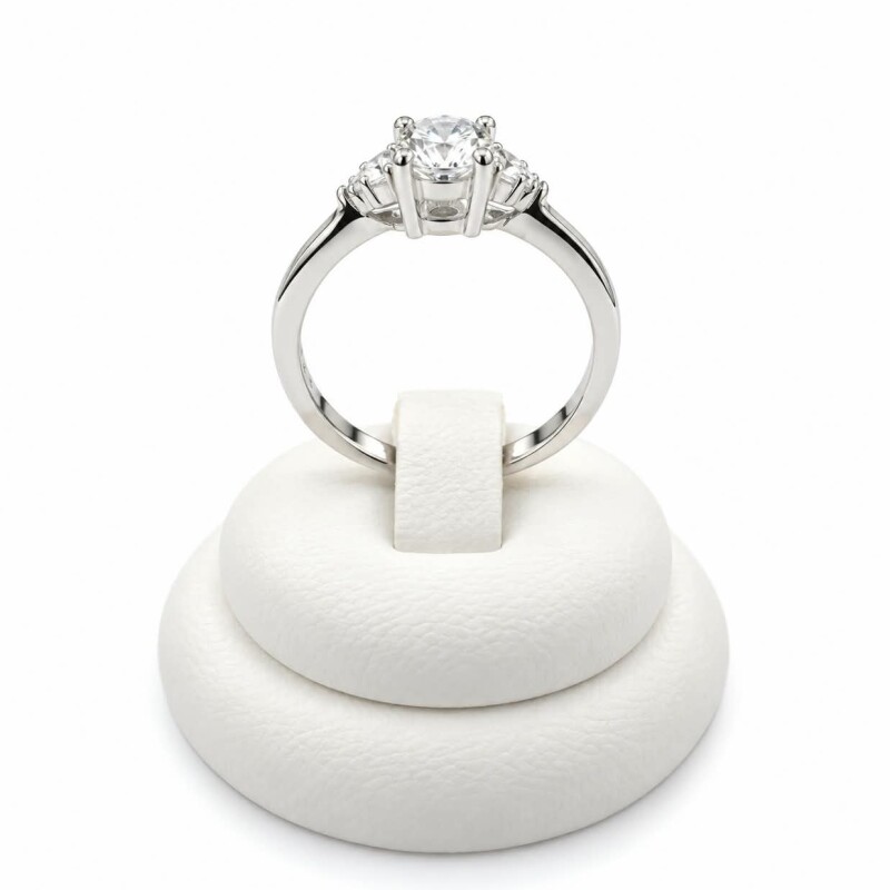 Anillo con Zirconia central y tres pequeñas en laterales Anillo con Zirconia central y tres pequeñas en laterales