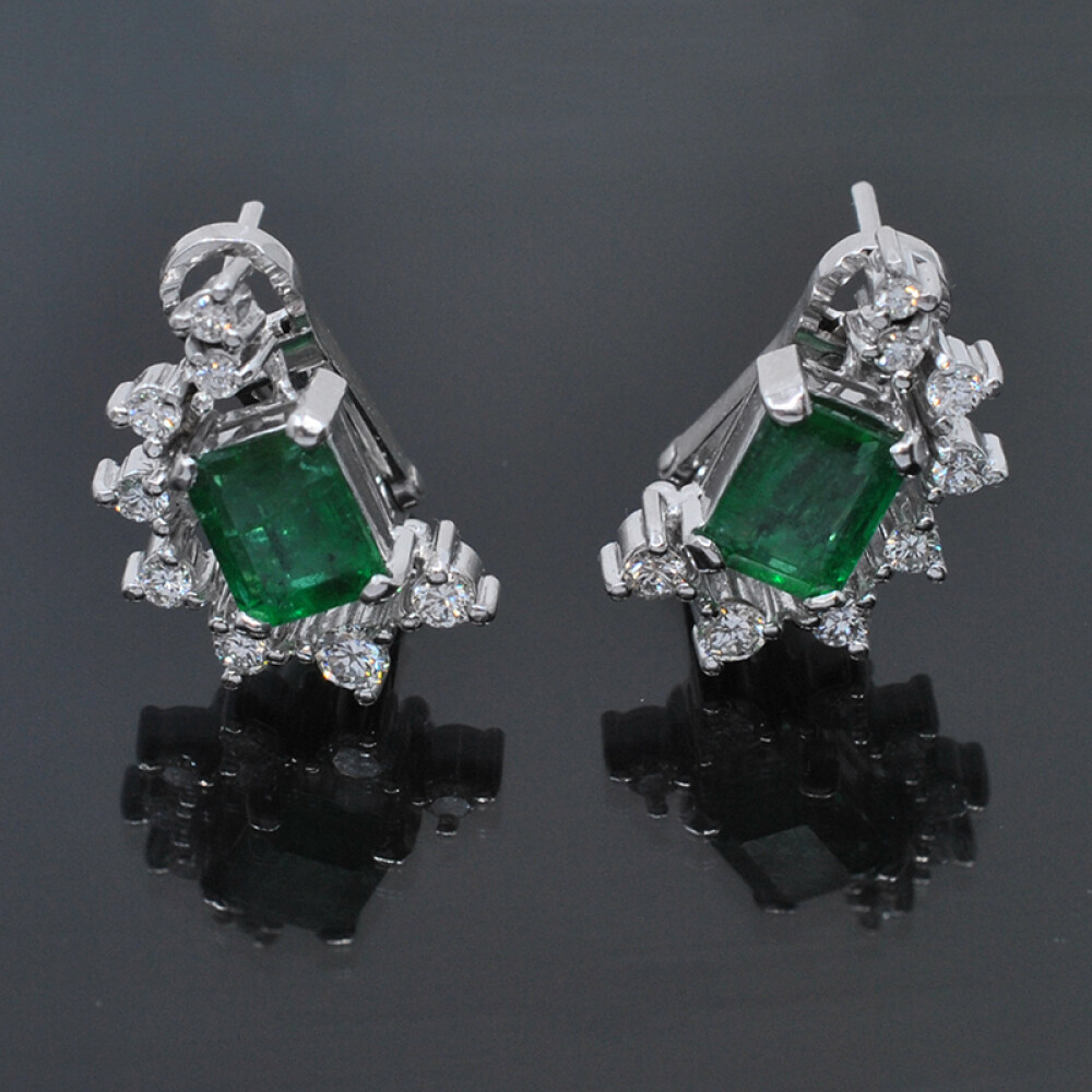 Caravanas clips en oro 18k blanco, con esmeraldas y brillantes Caravanas clips en oro 18k blanco, con esmeraldas y brillantes