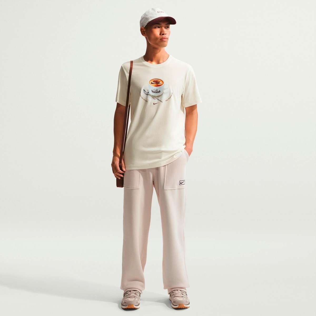 Remera Nike Std Cafe Swoosh Mug de Hombre - multicolor 