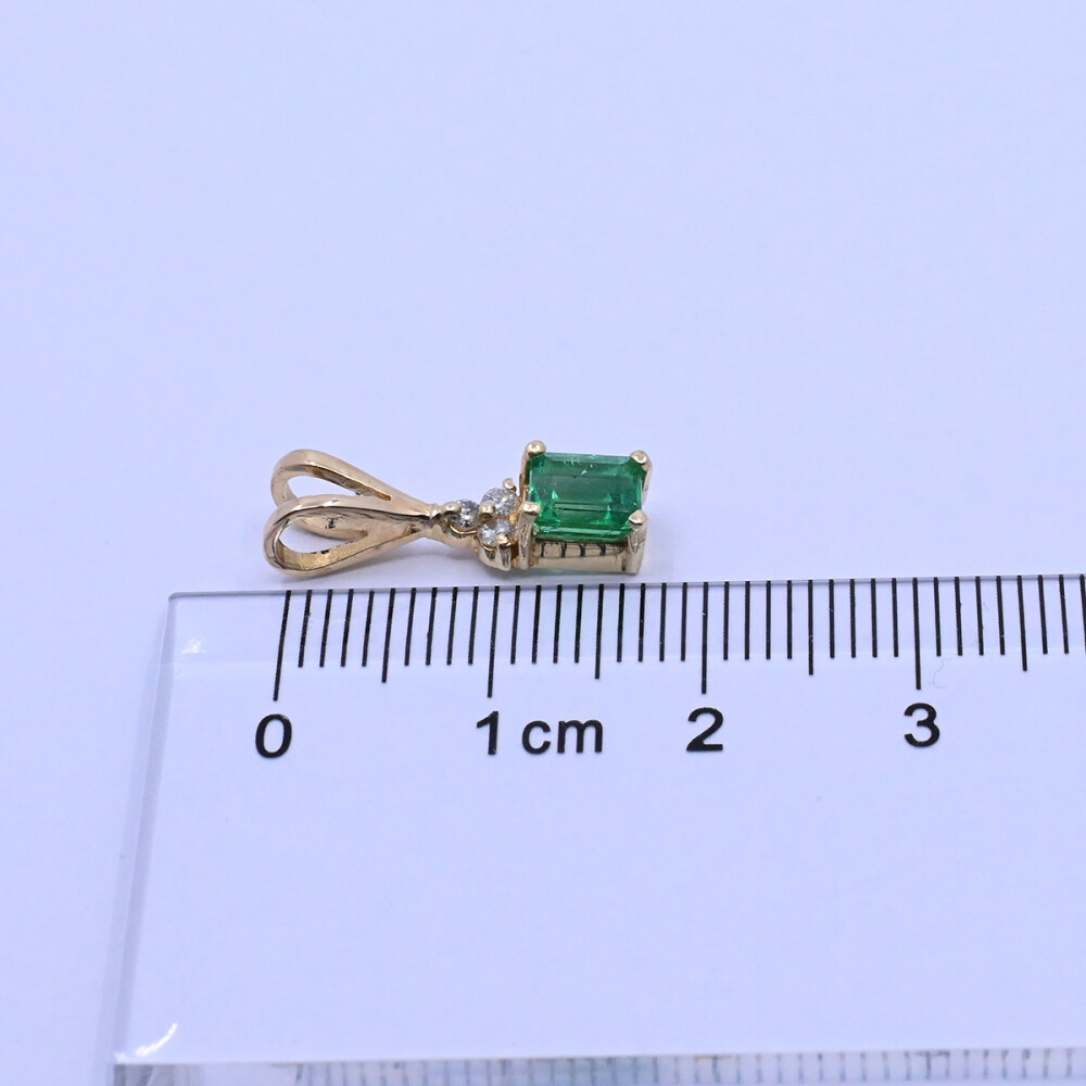 Colgante oro 18k con esmeralda y 3 brillantes Colgante oro 18k con esmeralda y 3 brillantes