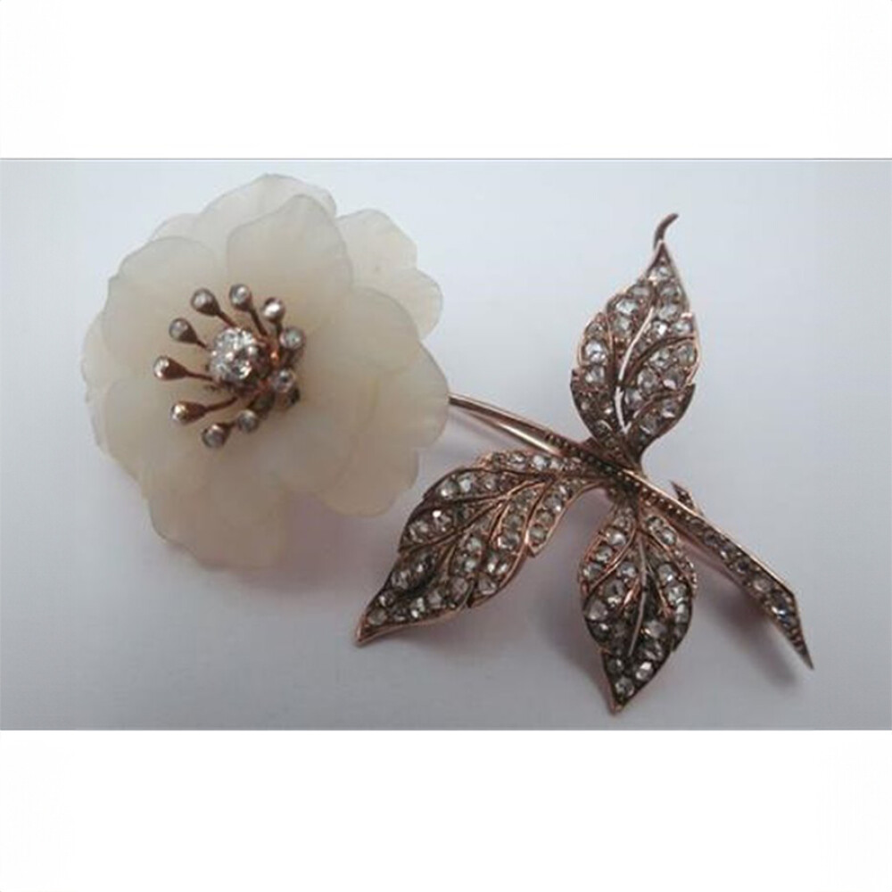Prendedor Oro 18K, cuarzo blanco, brillante y diamantes Prendedor Oro 18K, cuarzo blanco, brillante y diamantes