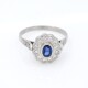 Anillo en platino, zafiro y brillantes. Anillo en platino, zafiro y brillantes.