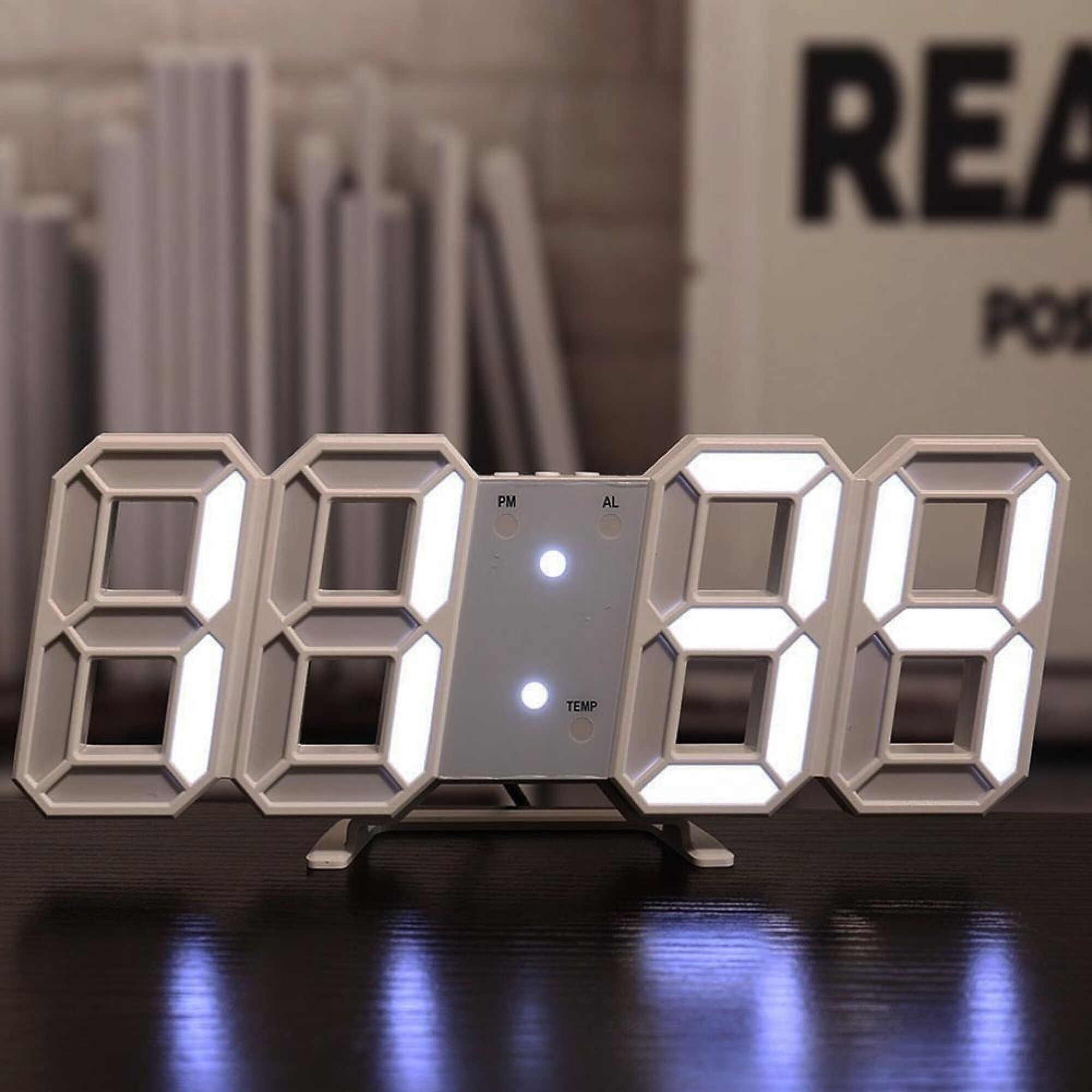 Reloj de mesa digital con luces led y borde blanco