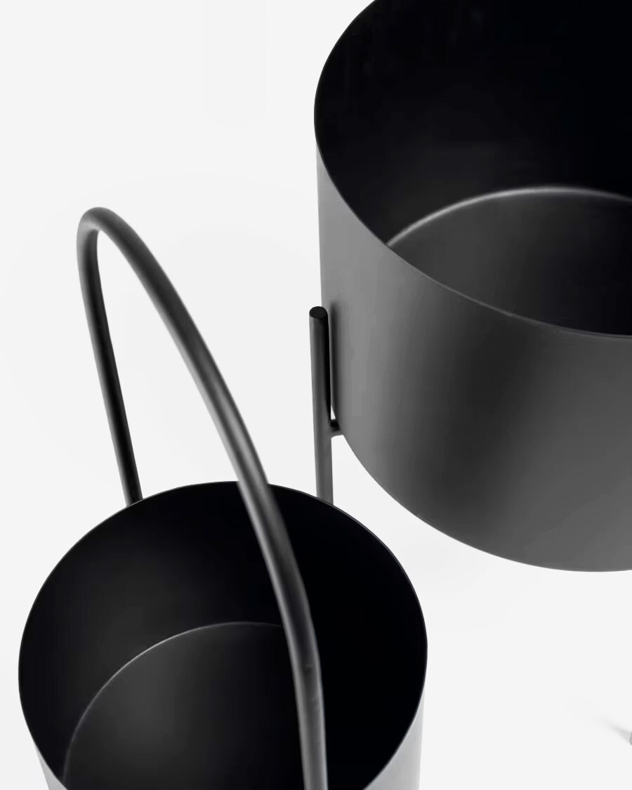 Set redondo Mash de 2 maceteros con asa metal negro Ø 25 cm / Ø 16,5 cm Set redondo Mash de 2 maceteros con asa metal negro Ø 25 cm / Ø 16,5 cm
