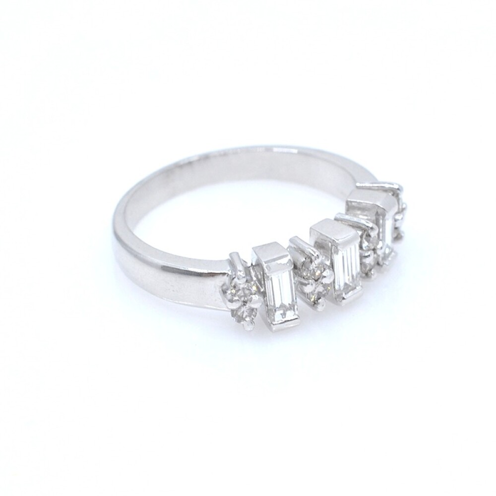 Anillo en platino con brillantes baguette y redondos Anillo en platino con brillantes baguette y redondos