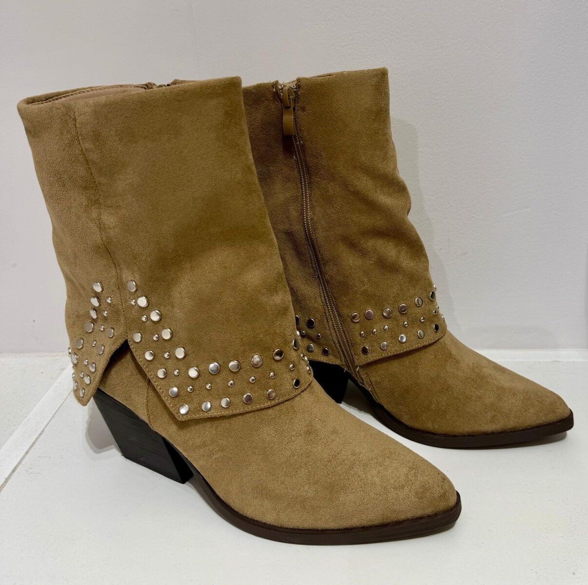 BOTA CORTA TACHA - Beige 