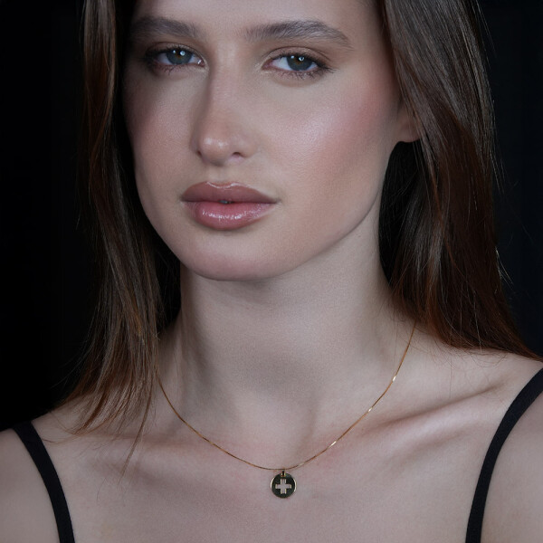 Medalla en oro amarillo 18k. con cruz calada Medalla en oro amarillo 18k. con cruz calada