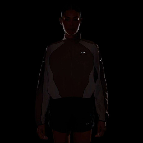 Campera Nike Swift Uv Rpl De Mujer Morado