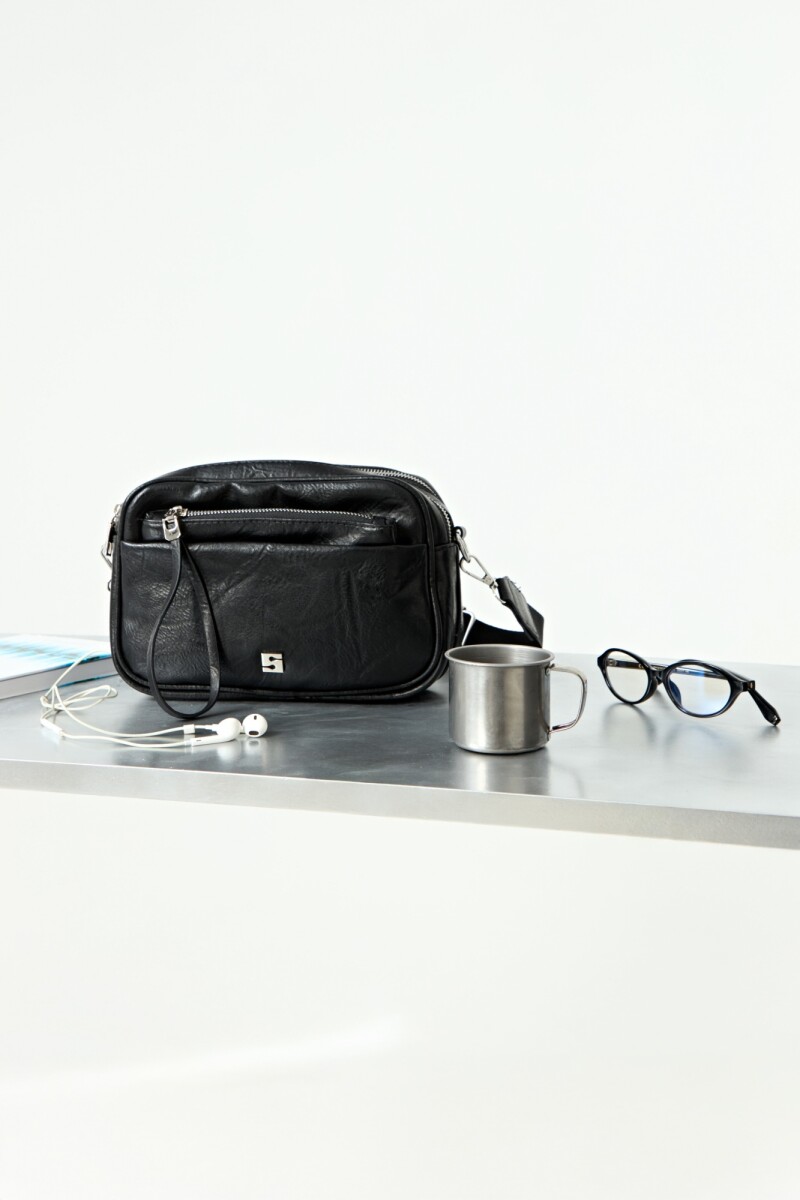 Cartera de hombro con cierres negro