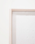 Cuadro abstracto Olvin de papel reciclado blanco con relieves hechos a mano 94 x 74 cm
