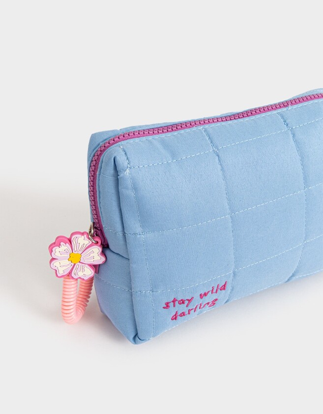 Cartucheras Con compartimentos Cartuchera De Matelasé Con Strap Y Charm - Azul Celeste