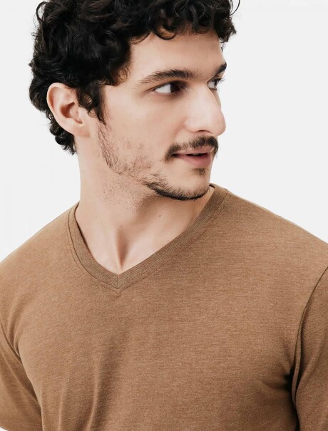 CAMISETA BÁSICA WORLD CUELLO EN V MARRÓN