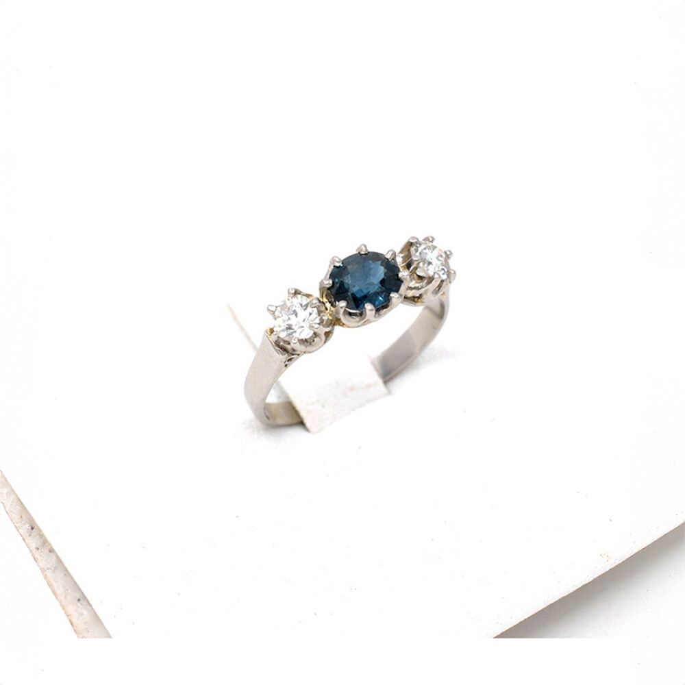 Anillo Estilo Antiguo En Platino Con Brillantes Laterales Y Zafiro Central Anillo Estilo Antiguo En Platino Con Brillantes Laterales Y Zafiro Central
