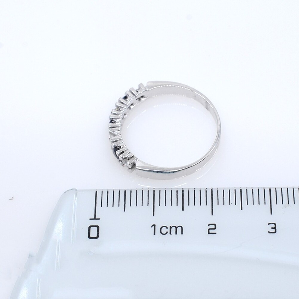 Anillo en oro 18k blanco, brillantes y zafiros. Anillo en oro 18k blanco, brillantes y zafiros.