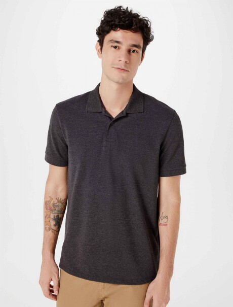 CAMISETA BÁSICA CON CUELLO GRIS OSCURO