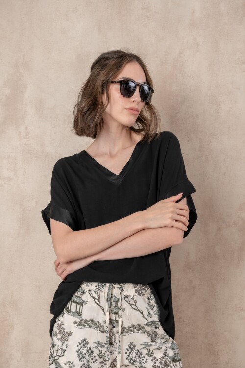 Blusa escote V Negra